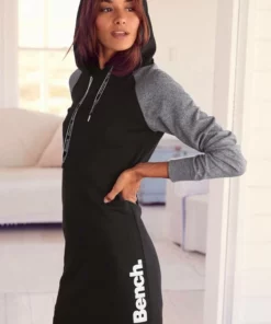 Bench. Sweatkleid mit Kapuze und farblich abgesetzten Ärmeln Dunkelgrün-grau, Weiß-rosa, Anthrazit-schwarz -Bench Verkaufsgeschäft 01240bd3 4717 54a7 ba86 81ae8c290389