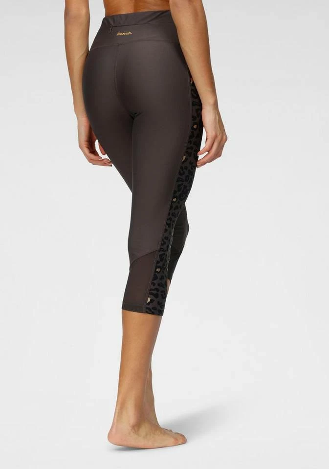 Bench. Caprileggings mit Leodruck und Mesh-Einsatz Black, White-leo 7 Bench. Caprileggings mit Leodruck und Mesh-Einsatz Black, White-leo – Bild 7