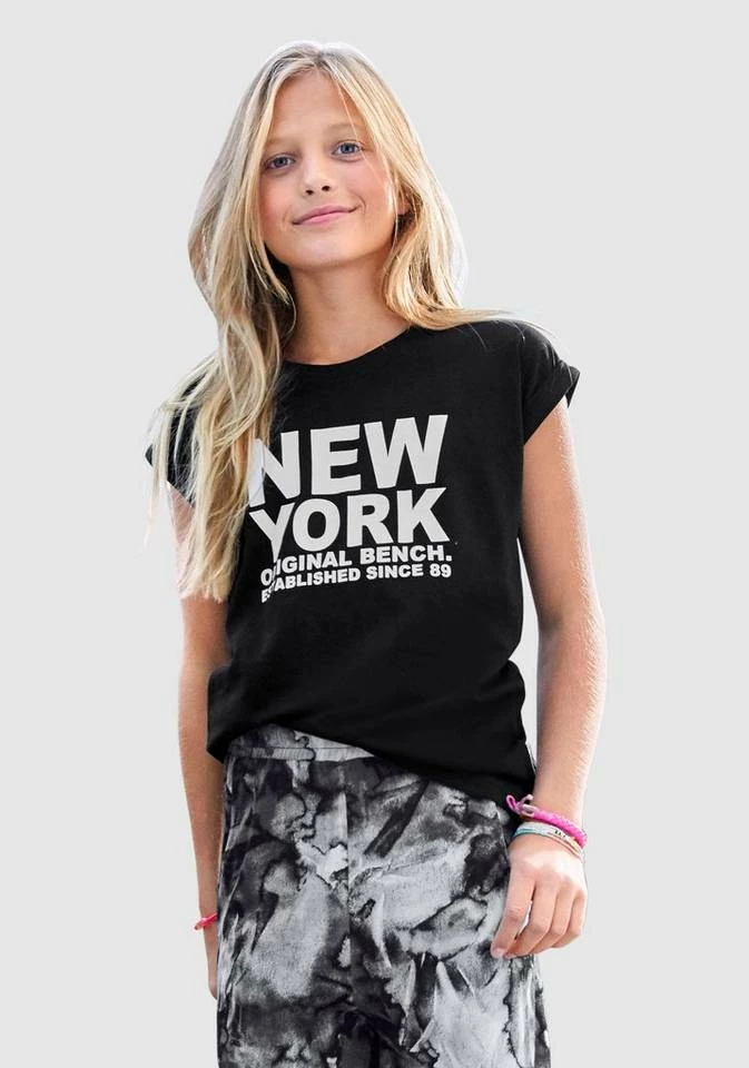 Bench. T-Shirt mit kleinem Ärmelaufschlag 1 Bench. T-Shirt mit kleinem Ärmelaufschlag