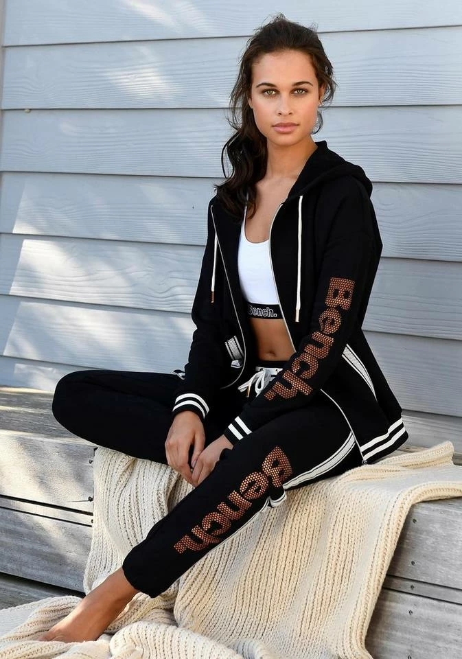 Bench. Sweathose mit Logodruck in Metalloptik Schwarz, Aubergine 3 Bench. Sweathose mit Logodruck in Metalloptik Schwarz, Aubergine – Bild 3