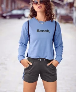 Bench. Sweater kurz geschnitten mit seitlichen Schlitzen Blau, Rot, Schwarz, Ecru -Bench Verkaufsgeschäft 28b96e2d 3029 50ae 98f0 4f9f16b8c9dc