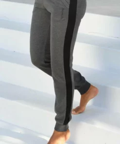 Bench. Sweathose mit Seitenstreifen und schmalem Bein Schwarz, Mint-schwarz, Rosa-schwarz, Anthrazit-meliert-schwarz 17 Bench. Sweathose mit Seitenstreifen und schmalem Bein Schwarz, Mint-schwarz, Rosa-schwarz, Anthrazit-meliert-schwarz -Bench Verkaufsgeschäft 33820239