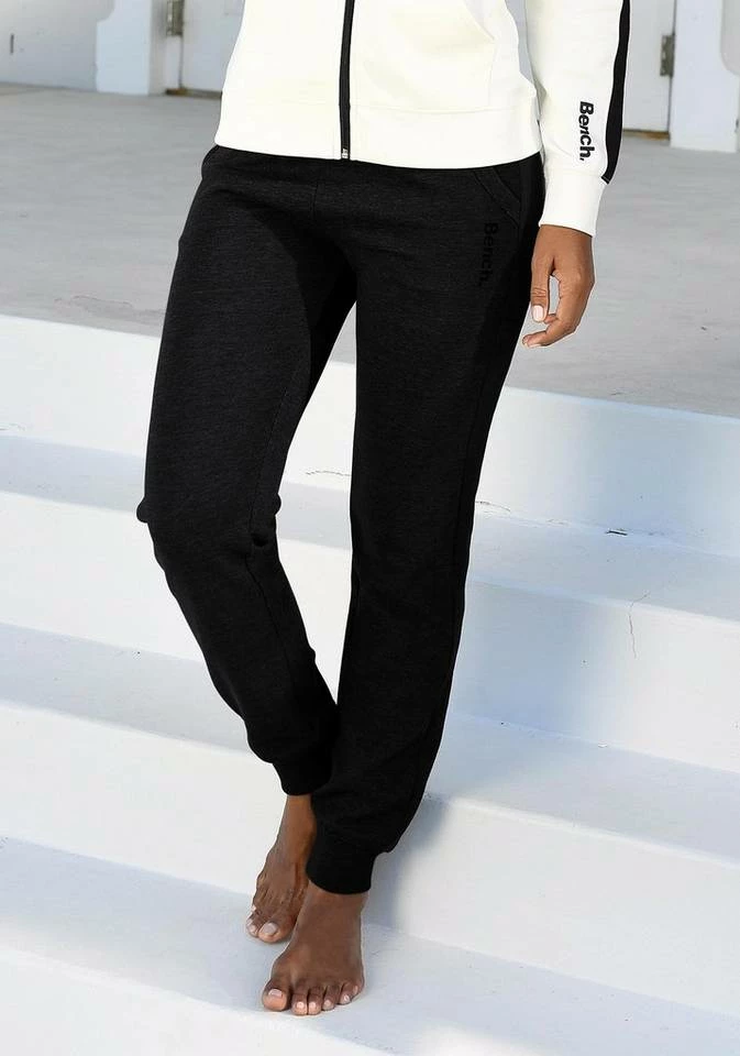 Bench. Sweathose mit Seitenstreifen und schmalem Bein Schwarz, Mint-schwarz, Rosa-schwarz, Anthrazit-meliert-schwarz 9 Bench. Sweathose mit Seitenstreifen und schmalem Bein Schwarz, Mint-schwarz, Rosa-schwarz, Anthrazit-meliert-schwarz – Bild 9