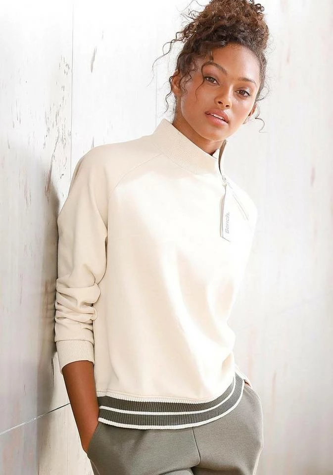 Bench. Sweater mit Stehkragen und gestreiftem Bund Schwarz, Ecru 1 Bench. Sweater mit Stehkragen und gestreiftem Bund Schwarz, Ecru