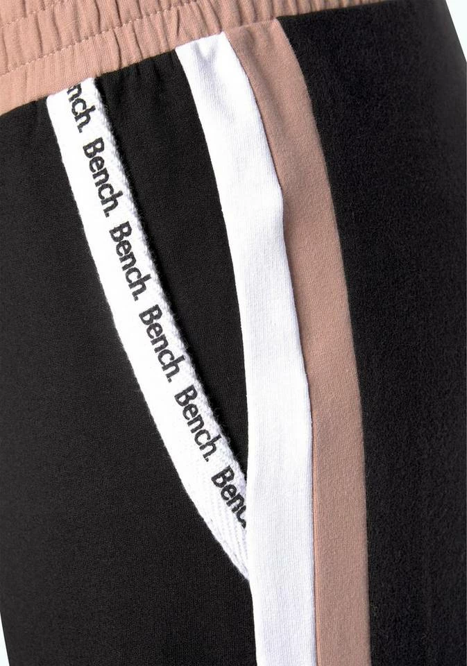 Bench. Sweathose mit Logodruck an den Taschen Schwarz-weiß, Mauve-weiß 5 Bench. Sweathose mit Logodruck an den Taschen Schwarz-weiß, Mauve-weiß – Bild 5