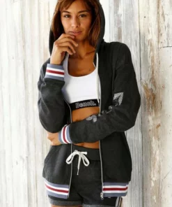 Bench. Kapuzensweatjacke mit gestreiften Bündchen