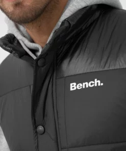 Bench. Steppweste »Finler« Abgesetzte Schulterpartie, Großflächige Absteppungen 11 Bench. Steppweste »Finler« Abgesetzte Schulterpartie, Großflächige Absteppungen -Bench Verkaufsgeschäft 36ef9758 4a5a 511d 9b77 ae62b1143fd3