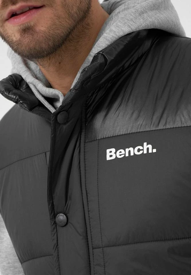 Bench. Steppweste »Finler« Abgesetzte Schulterpartie, Großflächige Absteppungen 4 Bench. Steppweste »Finler« Abgesetzte Schulterpartie, Großflächige Absteppungen – Bild 4