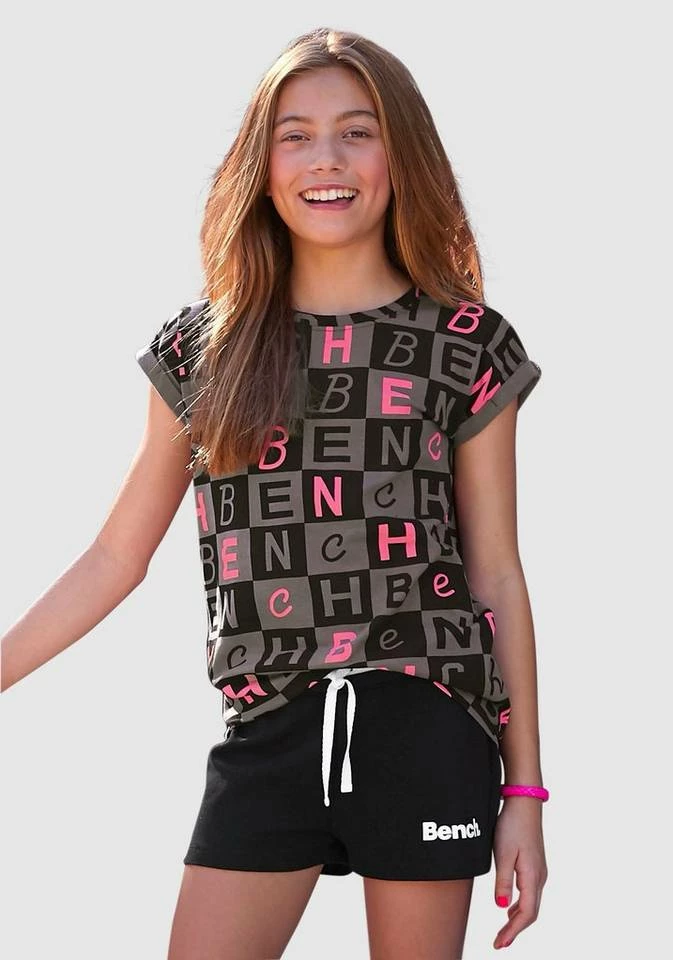 Bench. T-Shirt in legerer Passform 1 Bench. T-Shirt in legerer Passform