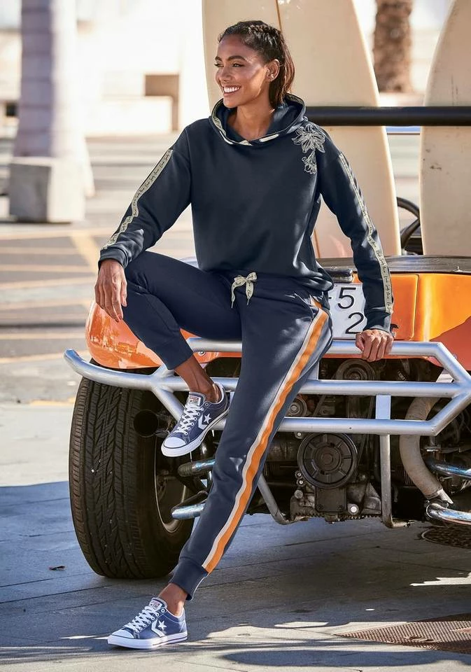 Bench. Kapuzensweatshirt mit Blumenprint und Logotapes Mandarine, Dunkelblau, Creme 3 Bench. Kapuzensweatshirt mit Blumenprint und Logotapes Mandarine, Dunkelblau, Creme – Bild 3