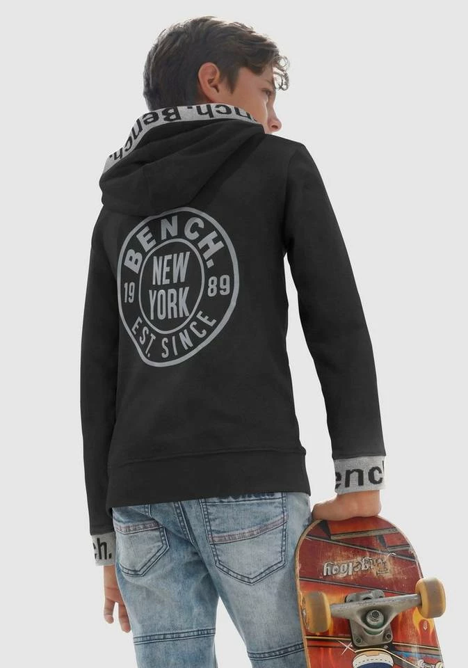Bench. Kapuzensweatshirt mit reflektierenden Drucken 1 Bench. Kapuzensweatshirt mit reflektierenden Drucken