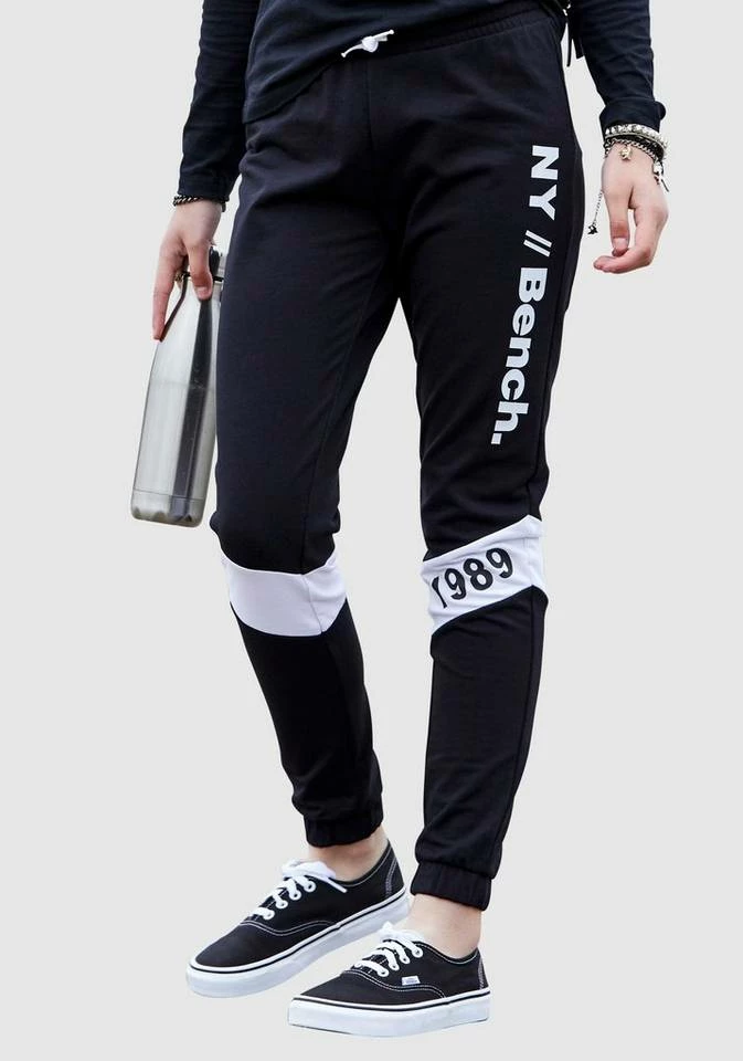 Bench. Sweathose mit Einsätzen und Logodruck 1 Bench. Sweathose mit Einsätzen und Logodruck