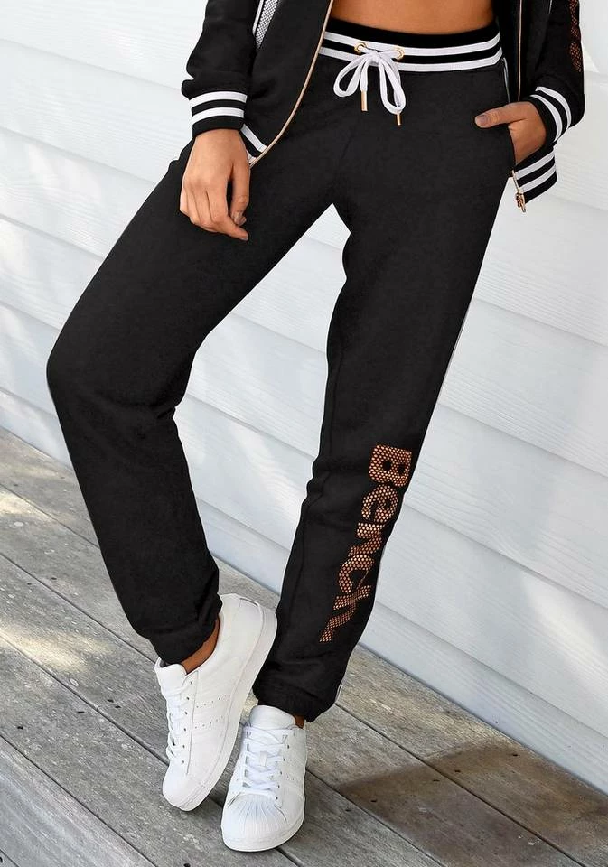 Bench. Sweathose mit Logodruck in Metalloptik Schwarz, Aubergine 1 Bench. Sweathose mit Logodruck in Metalloptik Schwarz, Aubergine