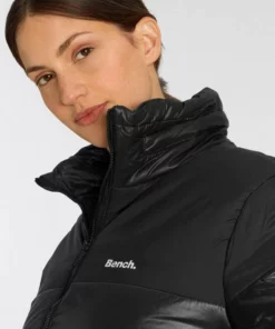 Bench. Steppjacke mit integrierter Kapuze im Kragen -Bench Verkaufsgeschäft 77a4ae69 d5f0 577d 9750 55039abdf230
