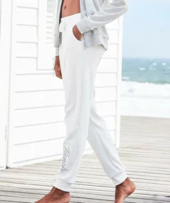 Bench. Relaxhose mit glänzender Logostickerei Hellgrau-melange, Ecru, Schwarz -Bench Verkaufsgeschäft 7945c991 4c7e 5389 97d9 f2440e59aa18