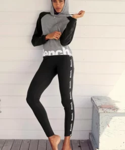 Bench. Kapuzensweatshirt mit farblich abgesetzten Ärmeln und Logodruck Dunkelgrün-grau, Weiß-rosa, Grau-schwarz -Bench Verkaufsgeschäft 8602d416 66c7 5d83 8d06 768fab549999