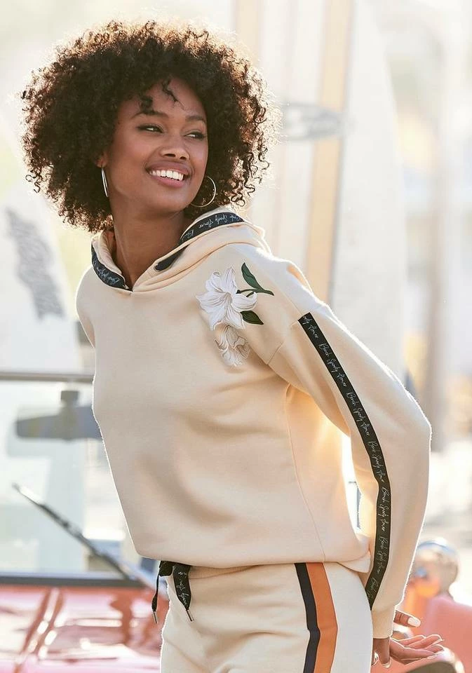 Bench. Kapuzensweatshirt mit Blumenprint und Logotapes Mandarine, Dunkelblau, Creme 11 Bench. Kapuzensweatshirt mit Blumenprint und Logotapes Mandarine, Dunkelblau, Creme – Bild 11