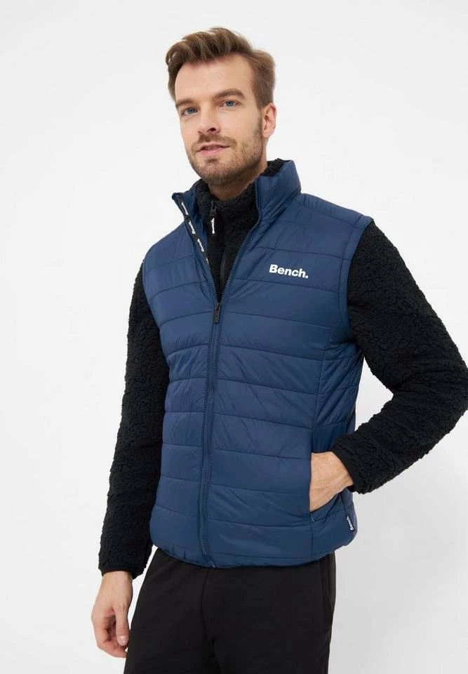 Bench. Steppweste »Bullard« Tierfreie Produktion, leichtes Material, Logoprint Schwarz, Navy, Charcoal, Red 9 Bench. Steppweste »Bullard« Tierfreie Produktion, leichtes Material, Logoprint Schwarz, Navy, Charcoal, Red – Bild 9