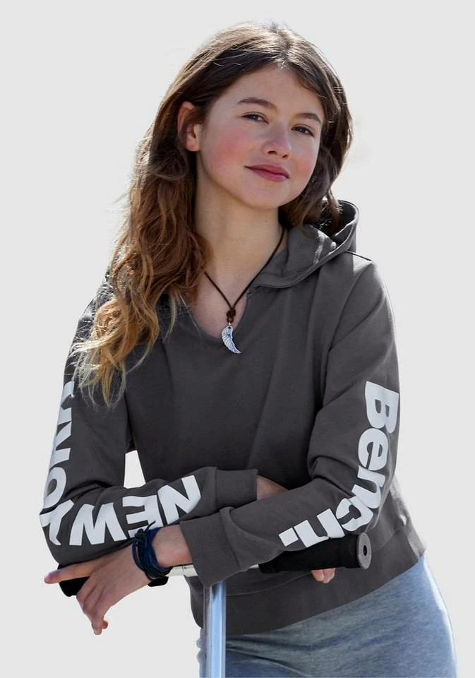 Bench. Kapuzensweatshirt mit reflektierenden Prints auf dem Ärmeln 1 Bench. Kapuzensweatshirt mit reflektierenden Prints auf dem Ärmeln