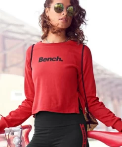 Bench. Sweater kurz geschnitten mit seitlichen Schlitzen Blau, Rot, Schwarz, Ecru -Bench Verkaufsgeschäft dd0b1037 ad55 596f bb85 1c6747858828