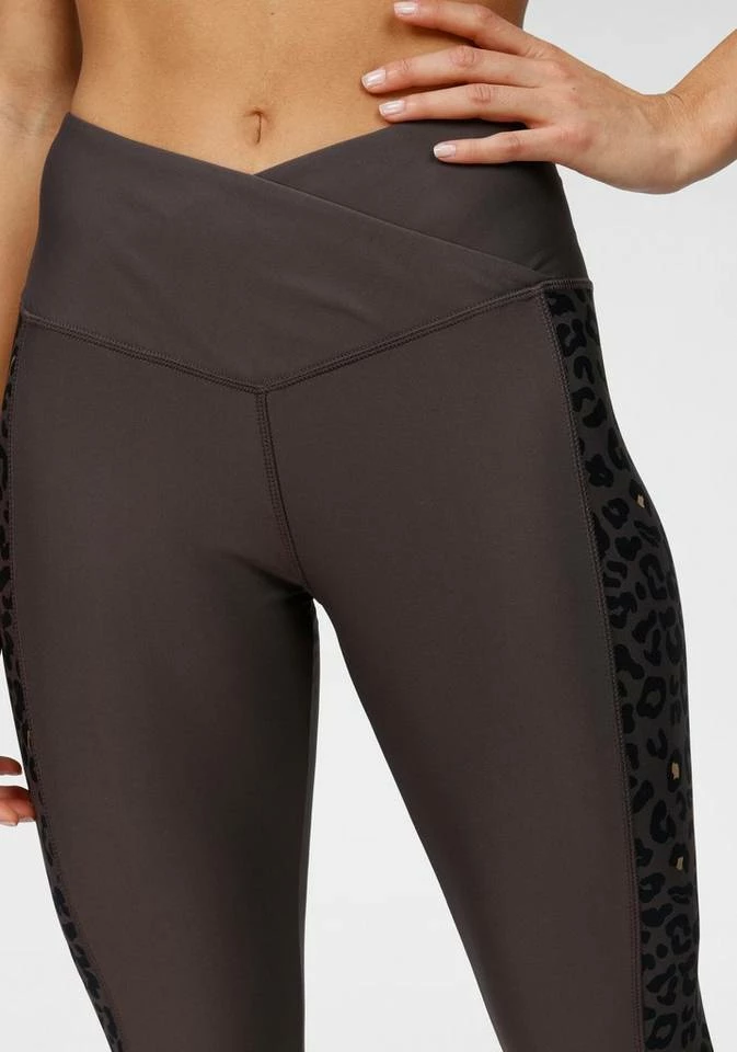 Bench. Caprileggings mit Leodruck und Mesh-Einsatz Black, White-leo 9 Bench. Caprileggings mit Leodruck und Mesh-Einsatz Black, White-leo – Bild 9