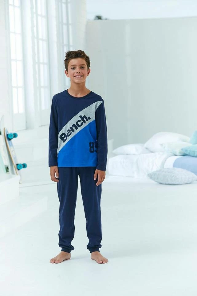 Bench. Pyjama mit aufwendig bedrucktem Oberteil 2 Bench. Pyjama mit aufwendig bedrucktem Oberteil – Bild 2